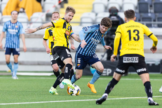 Häckens Samuel Gustafson och Djurgårdens Oliver Berg