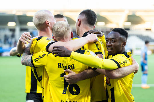 Häckens Benie Adama Traore jublar med lagkramter