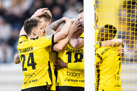 Häckens Even Hovland jublar med lagkamrater