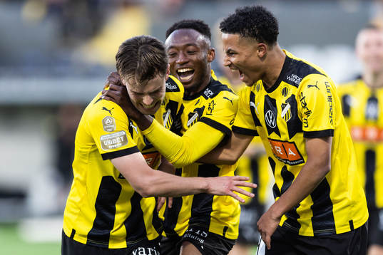 Häckens Lars Olden Larsen jublar med Benie Adama Traore