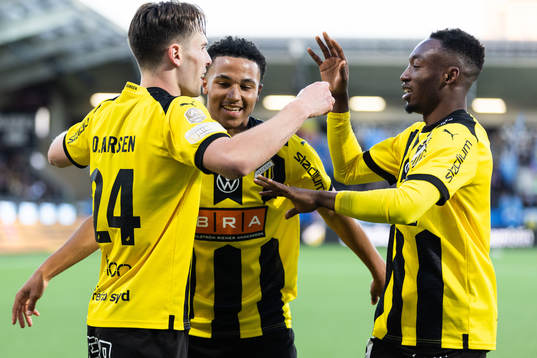 Häckens Lars Olden Larsen jublar med Momodou Lamin Sonko