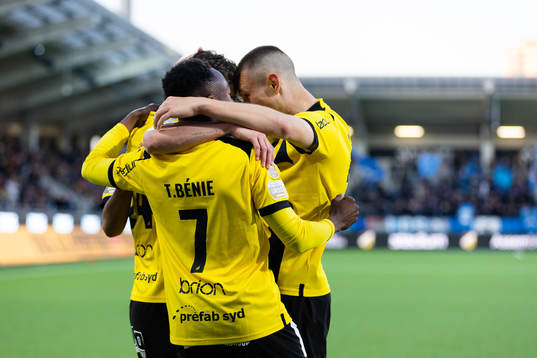 Häckens Lars Olden Larsen jublar med lagkamrater