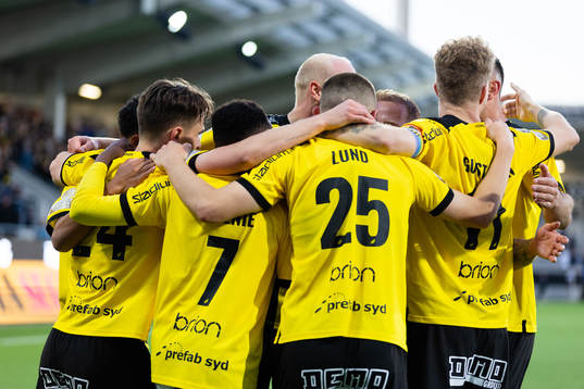 Häckens Lars Olden Larsen jublar med lagkamrater