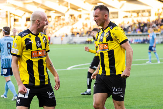 Häckens Even Hovland jublar ihop med Valgeir Fridriksson