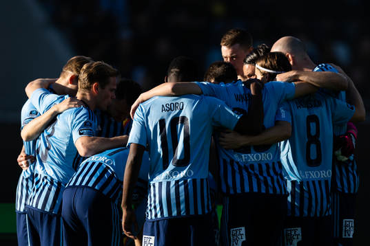 Djurgårdens spelare samlade innan  fotbollsmatchen i