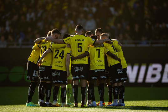Häckens +spelare samlade innan fotbollsmatchen i