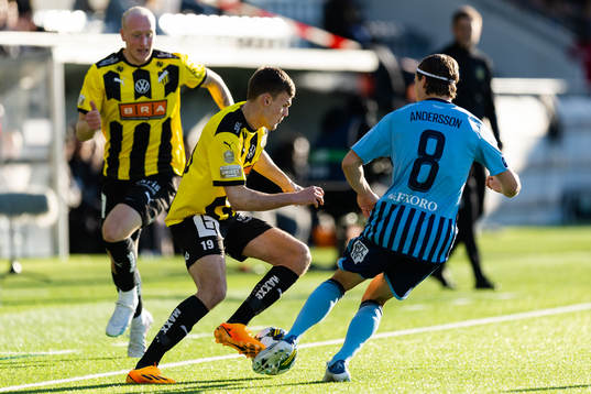 Häckens Oscar Uddenäs mot Djurgårdens Elias Andersson