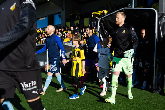 Häckens målvakt Peter Abrahamsson på väg ut till line