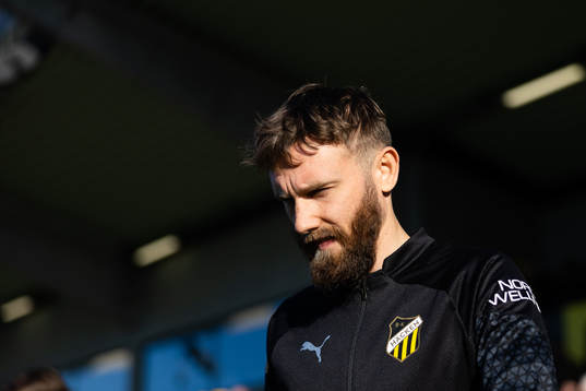 Häckens Simon Sandberg  på väg ut till line up innan