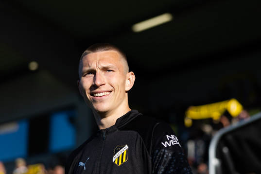 Häckens Kristoffer Lund Hansen på väg ut till line up