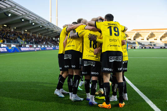 Häckens Even Hovland jublar med lagkamrater