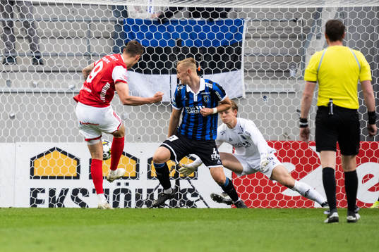 Kalmars Mileta Rajovic gör 1-0 bakom Sirius målvakt Jakob