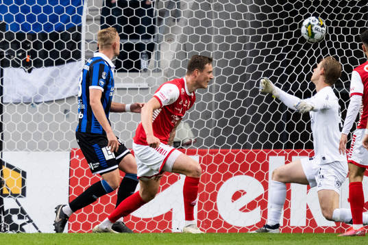 Kalmars Mileta Rajovic gör 2-0 bakom Sirius målvakt Jakob