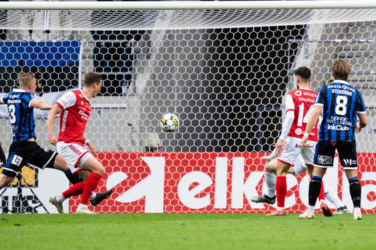 Kalmars Mileta Rajovic gör 2-0 bakom Sirius målvakt Jakob