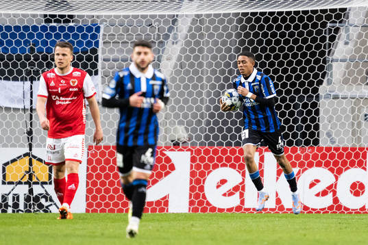 Sirius Tashreeq Matthews jublar och Kalmars Simon Skrabb