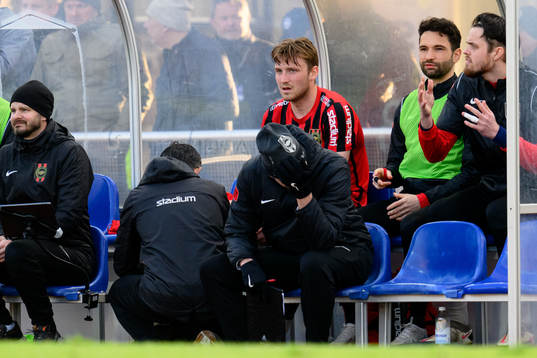 Brommapojkarnas Alexander Abrahamsson på bänken