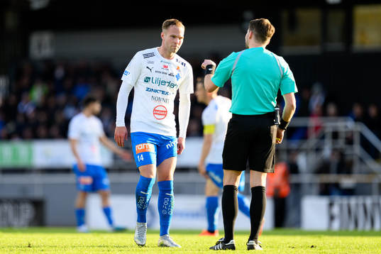 Värnamos Gustav Engvall pratar med domare Joakim Östling