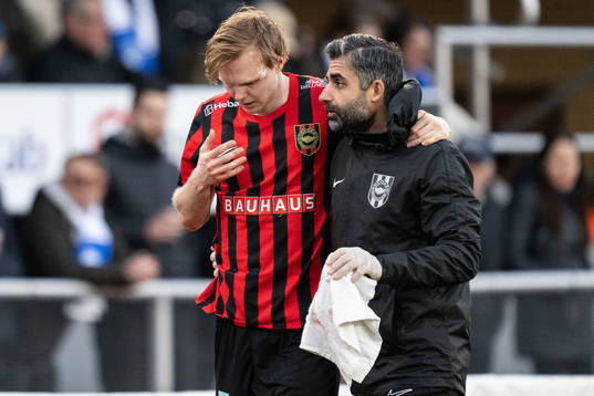 Brommapojkarnas Tim Waker lämnar planen