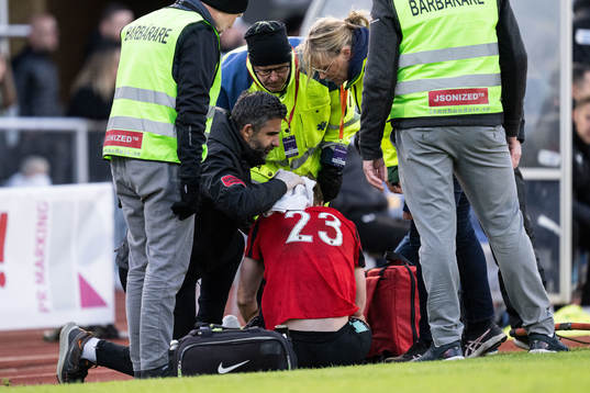 Brommapojkarnas Tim Waker har ont och får vård