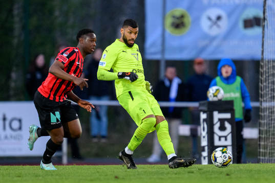 Brommapojkarnas Richie Omorowa och Värnamos målvakt