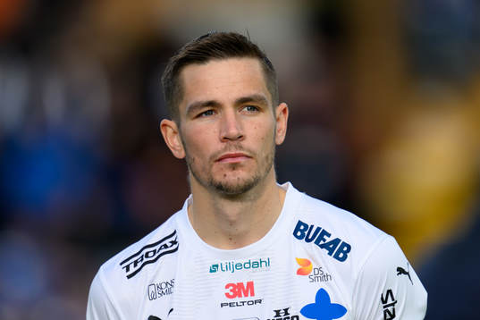 Värnamos Oscar Johansson vid lineup innan fotbollsmatchen