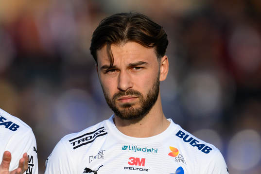 Värnamos Edvin Becirovic vid lineup innan fotbollsmatchen