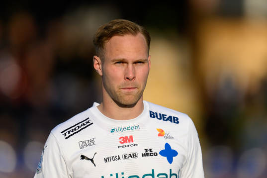 Värnamos Gustav Engvall vid lineup innan fotbollsmatchen i