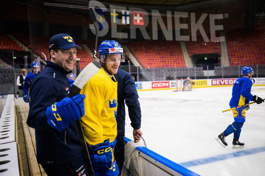 Head coach Sam Hallam and Jonathan Pudas of Sweden at a