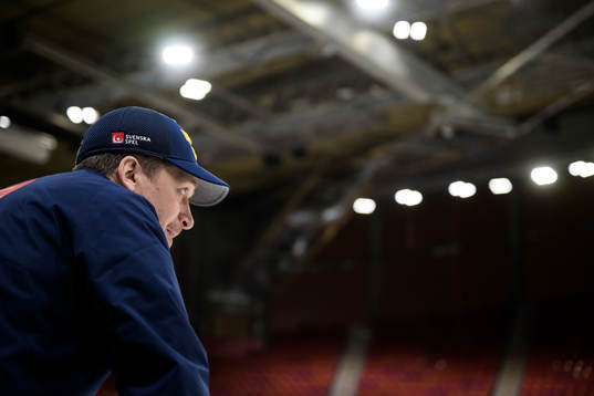Head coach Sam Hallam of Sweden at a practice session