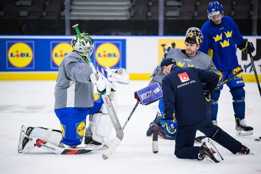 Jesper Wallstedt, goaltender coach Stefan Ladhe, Marcus