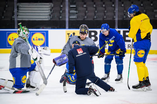 Jesper Wallstedt, goaltender coach Stefan Ladhe, Marcus
