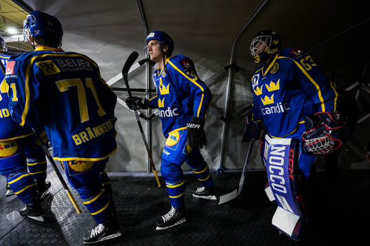 Jakob Silfverberg and goaltender Marcus Högberg of Sweden