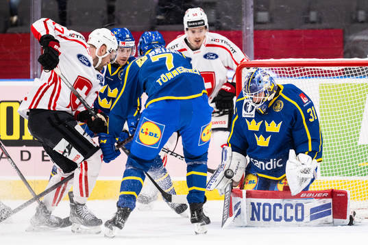 Tanner Richardof Switzerland infront of Pär Lindholm,