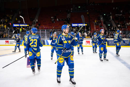 Oscar Lindberg of Sweden celebrates with teammates