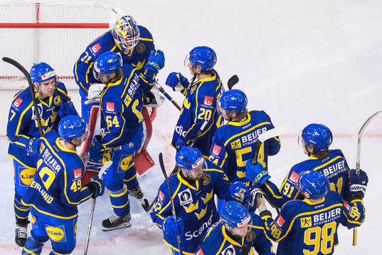 Players of Sweden celebrate around goaltender Lars Johansson