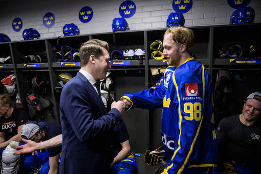 Head coach Sam Hallam and Alexander Nylander of Sweden