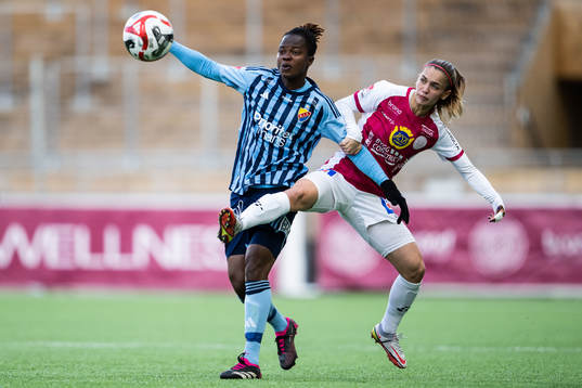 Djurgårdens Portia Boakye och IK Uppsalas Johanna Renmark