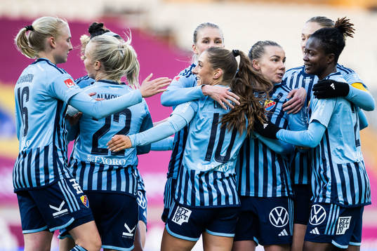 Djurgårdens Tilde Lindwall jublar med lagkamrater