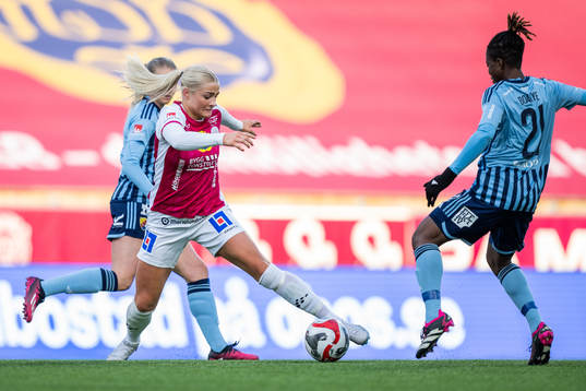 IK Uppsalas Klara Folkesson och Djurgårdens Portia Boakye