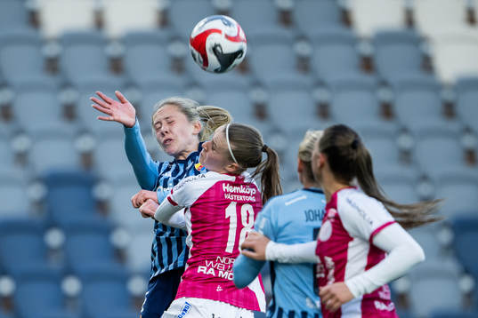 Djurgårdens Alice Bergström och IK Uppsalas Julia