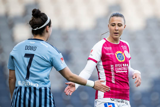 Djurgårdens Hayley Dowd och IK Uppsalas Emilia Hjertberg