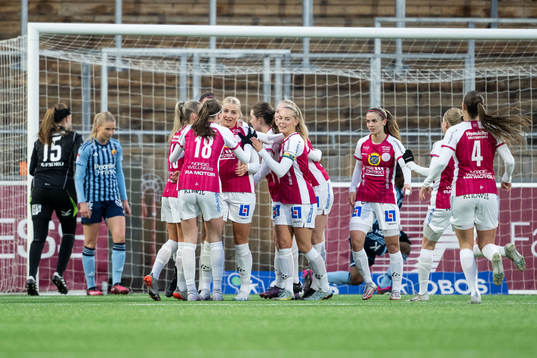 IK Uppsalas Klara Folkesson jublar med lagkamrater