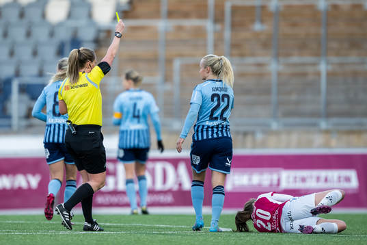 Djurgårdens Tove Almqvist får ett gult kort av Domare