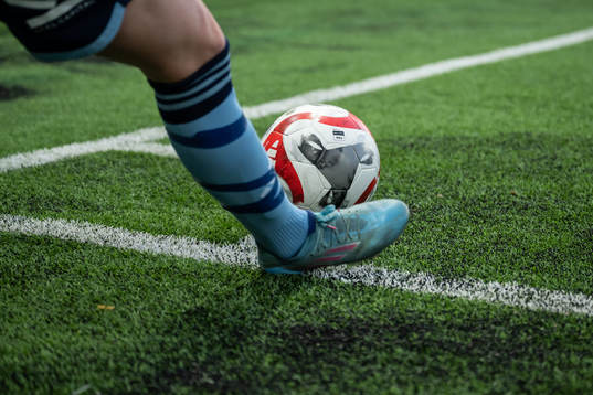 En fotboll på konstgräs