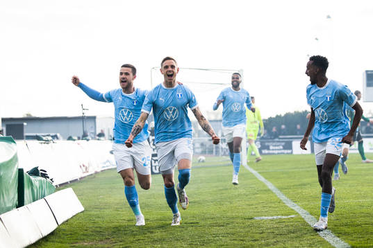 Malmö FFs Søren Rieks jublar med Gabriel Busanello och