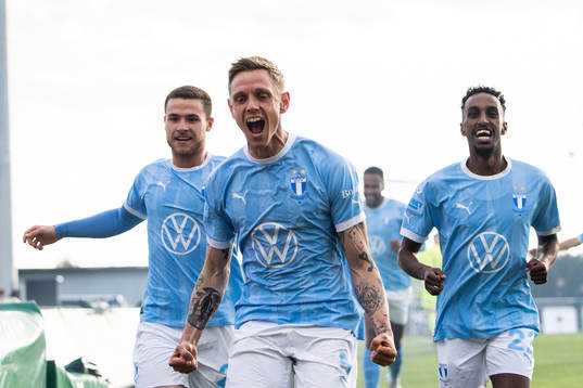 Malmö FFs Søren Rieks jublar med Gabriel Busanello och