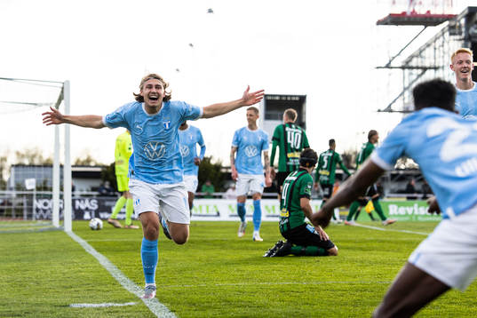 Malmö FFs Sebastian Nanasi jublar med Taha Ali