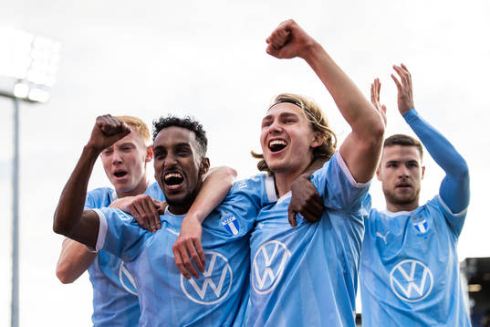 Malmö FFs Sebastian Nanasi jublar med Hugo Larsson ochTaha