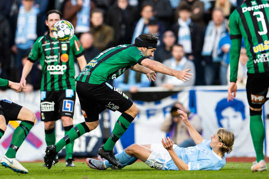 Varbergs Oliver Stanisic och Malmö FFs Sebastian Nanasi