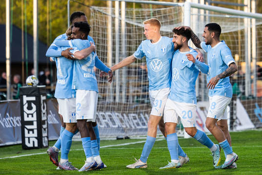 Malmö FFs Sebastian Nanasi jublar med lagkamrater